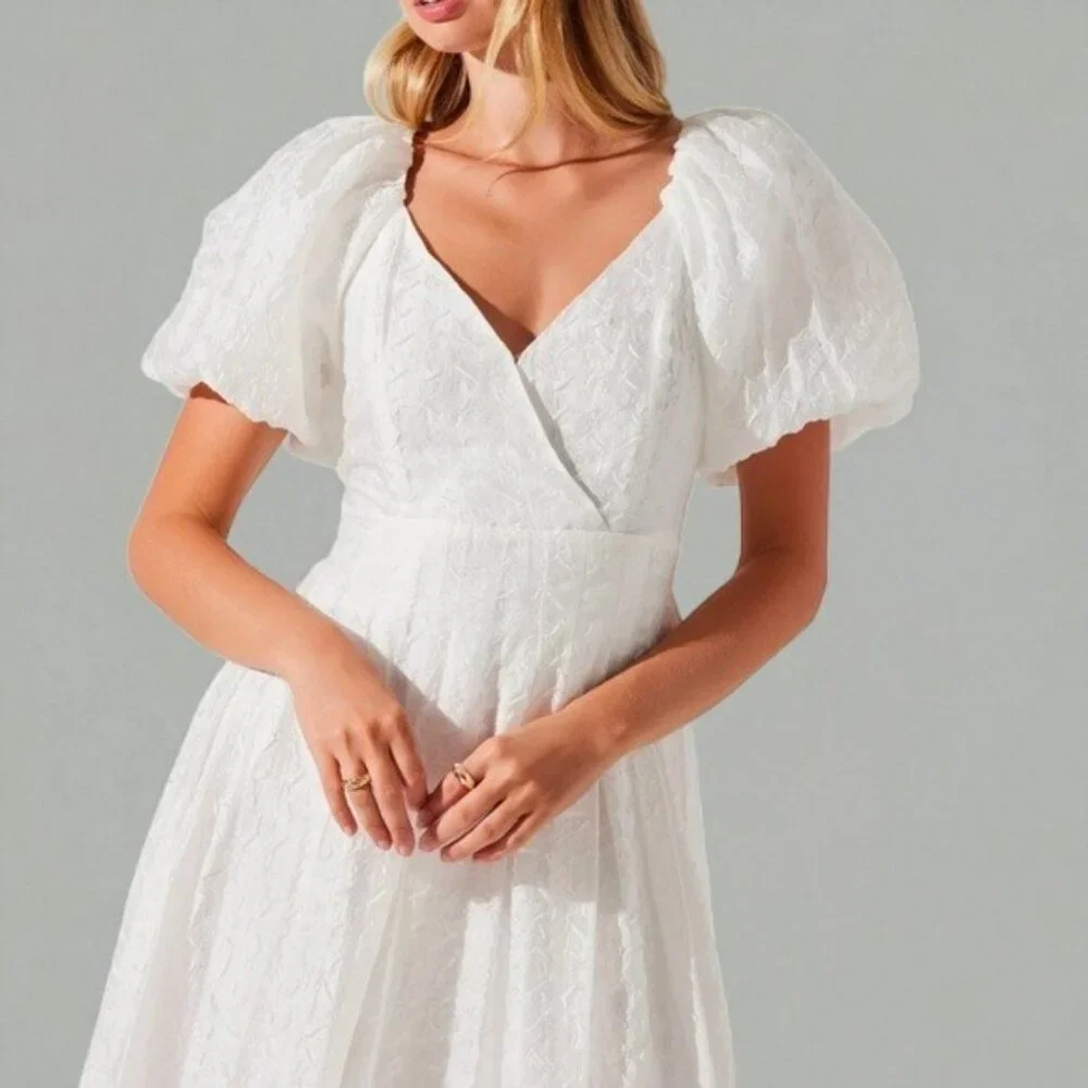 NWT ASTR Linette Puff Sleeve Tonal Jacquard Midi Dress White One Size - Picture 8 of 9